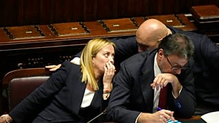 Giorgia Meloni kormányfő (balra), Guido Crosetto védelmi miniszter (jobbra), Giancarlo Giorgetti gazdasági és pénzügyminiszter (középen)