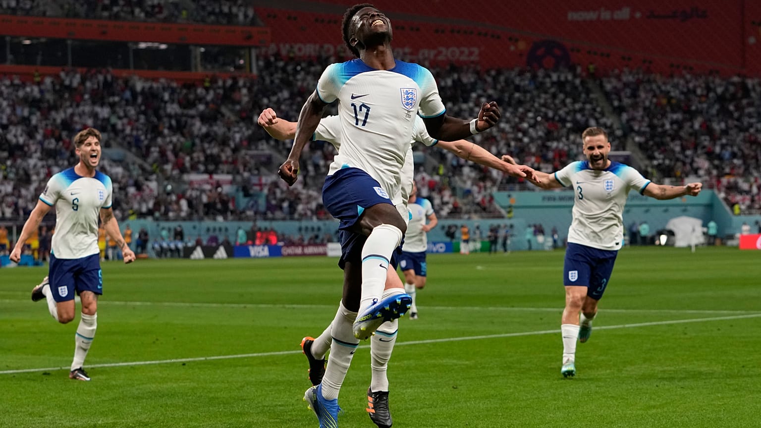 لاعب المنتخب الإنجليزي بوكايو ساكا يقفز في الهواء سعيدا بتسجيله الهدف الثاني لبلاده في المباراة أمام إيران.