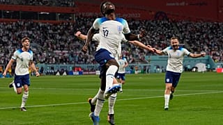 لاعب المنتخب الإنجليزي بوكايو ساكا يقفز في الهواء سعيدا بتسجيله الهدف الثاني لبلاده في المباراة أمام إيران.