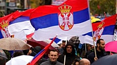 Kosovalı Sırplar, Mitrovica kentinde düzenlenen gösteri sırasında Sırbistan bayrakları salladı. 6 Kasım 2022