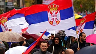 Kosovalı Sırplar, Mitrovica kentinde düzenlenen gösteri sırasında Sırbistan bayrakları salladı. 6 Kasım 2022