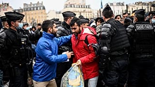 Отряд французской жандармерии берёт в оцепление лагерь мигрантов, в основном из Афганистана, для эвакуации из Парижа (ноябрь 2022 г.)