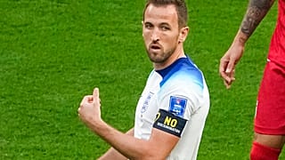 Statt der "One Love"-Armbinde trug Englands Kapitän beim Auftakt-Spiel eine schwarze "No Discrimination"-Binde