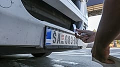 Serbische Nationalsymbole werden an der Grenze zum Kosovo abgeklebt