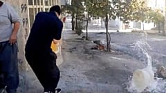 Ein Geschoss trifft einen Wassercontainer auf einer Straße in Javanroud, im Westen des Iran.