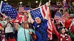 Amerikai szurkolók, amerikai zászlóval - nekik nem volt gondjuk a beléptetésnél