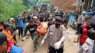 Rescatistas llevan el cuerpo de una víctima encontrada entre los escombros de un edificio derrumbado en Cianjur, Java Occidental, Indonesia, el 22 de noviembre de 2022.
