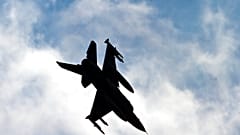 F16