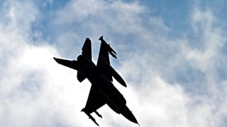 F16