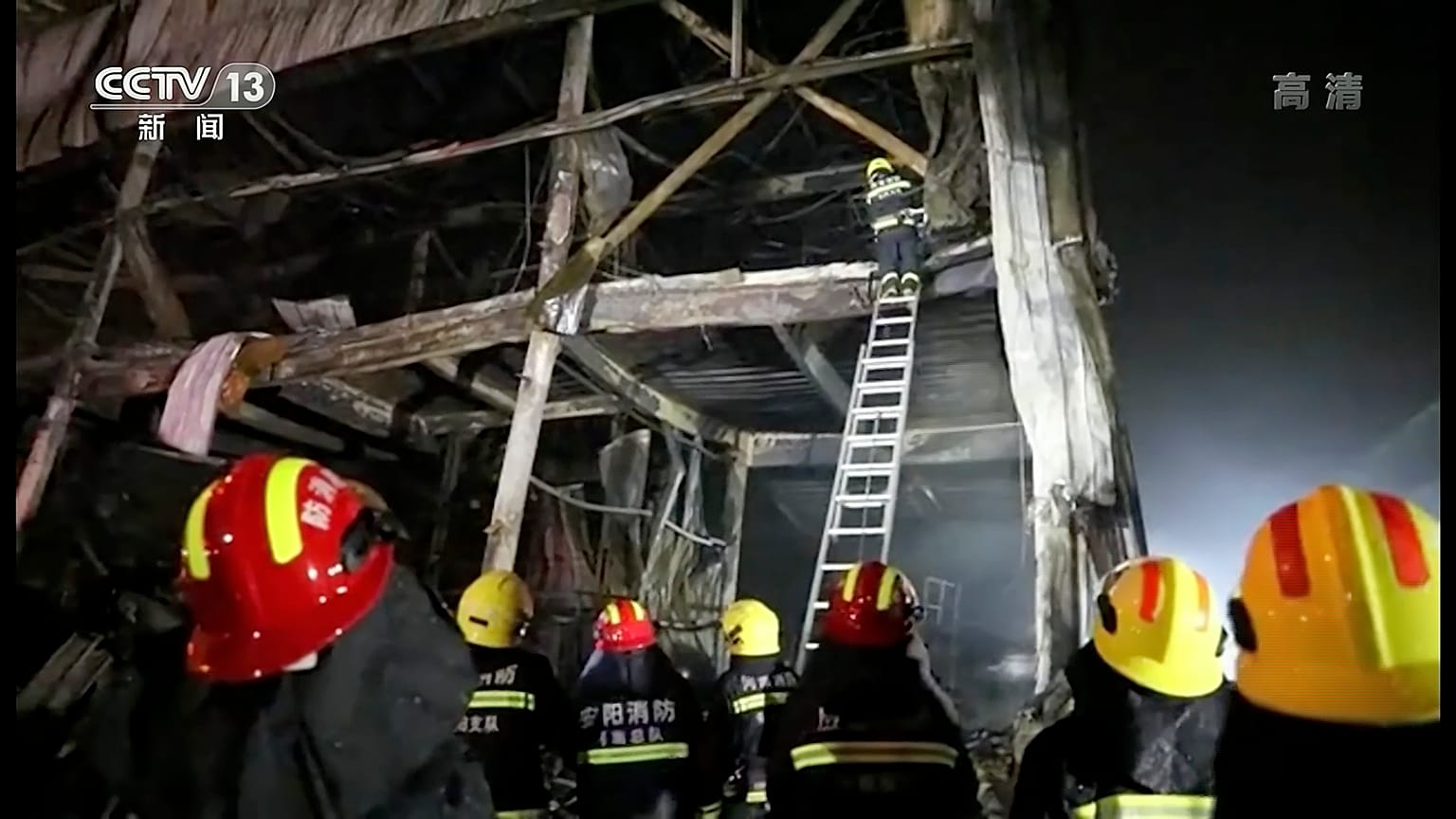 Der Brand in der Fabrik war erst nach mehreren Stunden gelöscht