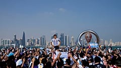 Arjantinli futbolseverler, Suudi Arabistan karşılaşması öncesi, Katar'ın başkenti Doha'da efsanevi oyuncu Diego Maradona'nın gerçek boyutlarda kesilmiş figürü önünde toplandı