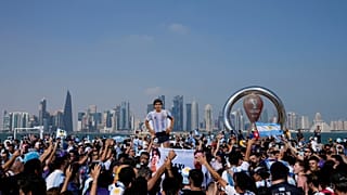 Arjantinli futbolseverler, Suudi Arabistan karşılaşması öncesi, Katar'ın başkenti Doha'da efsanevi oyuncu Diego Maradona'nın gerçek boyutlarda kesilmiş figürü önünde toplandı