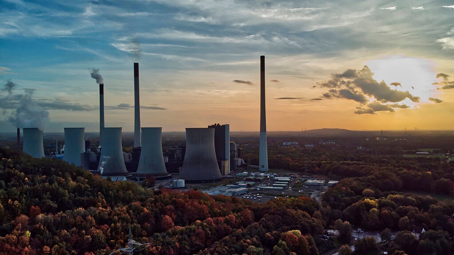 El sol se pone detrás de la central eléctrica de colectores "Scholven" de la empresa energética Uniper en Gelsenkirchen, Alemania, 22 de octubre de 2022. 