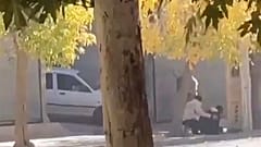 في هذه الصورة الثابتة من مقطع فيديو قدمته منظمة هنغاو لحقوق الإنسان، يحاول شخص مساعدة شخص آخر مع اندلاع إطلاق نار في جاونرود، وهي بلدة كردية في غرب إيران.