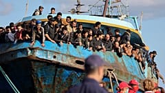 Мигранты на борту судна в греческом порту, ноябрь 2022 года 