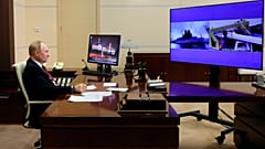 Ο Βλαντίμιρ Πούτιν παρακολουθεί μέσω βιντεοσύνδεσης της τελετή καθέλκυσης δύο πυρηνικών παγοθραυστικών