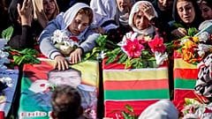 Syrische Kurden nehmen an einer Beerdigung von Menschen teil, die bei türkischen Luftangriffen in Nordsyrien getötet wurden