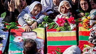Des Kurdes syriens lors des funérailles de plusieurs personnes tuées par une attaque aérienne turque, le 21 novembre 2022.