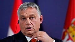 Der ungarische Ministerpräsident Viktor Orban hat mit einem Fußballschal den Zorn der Ukraine auf sich gezogen.