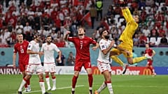 حارس المرمى التونسي يلتقط الكرة أمام المنتخب الدنماركي. 2022/11/22