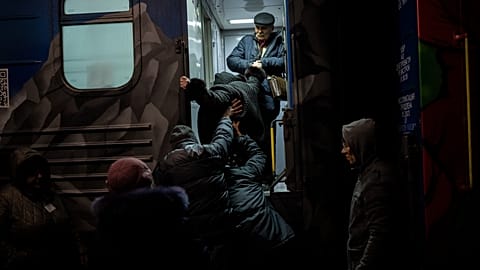 Bewohnerinnen und Bewohner verlassen die befreite Stadt Cherson in der Ukraine