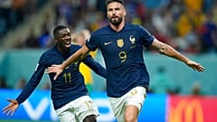 Olivier Giroud  feiert mit seinem Teamkollegen Ousmane Dembele nach dem Führungstreffer gegen Australien