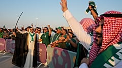 Fans aus Saudi Arabien in Katar feiern nach dem Sieg gegen Argentinien