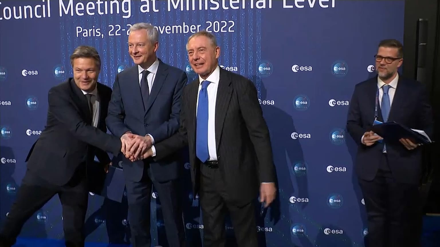 Bruno Le Maire francia gazdasági miniszter (középen) francia-olasz-német űripari együttműködést jelentett be Párizsban.