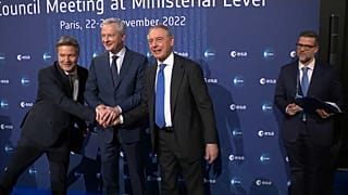 Bruno Le Maire francia gazdasági miniszter (középen) francia-olasz-német űripari együttműködést jelentett be Párizsban.