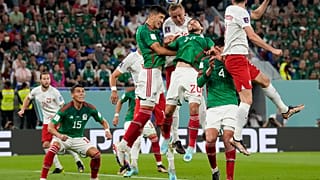 البولندي كاميل غليك والمكسيكي هنري مارتن  يتنازعان على الكرة خلال مباراة في المجموعة الثالثة م كأس العالم في قطر. 2022/11/22
