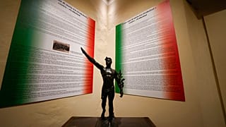 Αγαλματίδιο που αναπαριστά άνδρα να χαιρετάει φασιστικά στο πλαίσιο έκθεσης για τα 100 χρόνια από την «Πορεία προς την Ρώμη»