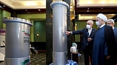 Sur cette photo d'archive du 10 avril 2021, le président Hassan Rouhani, visite une exposition sur les nouvelles réalisations nucléaires de l'Iran à Téhéran.