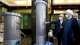 Sur cette photo d'archive du 10 avril 2021, le président Hassan Rouhani, visite une exposition sur les nouvelles réalisations nucléaires de l'Iran à Téhéran.
