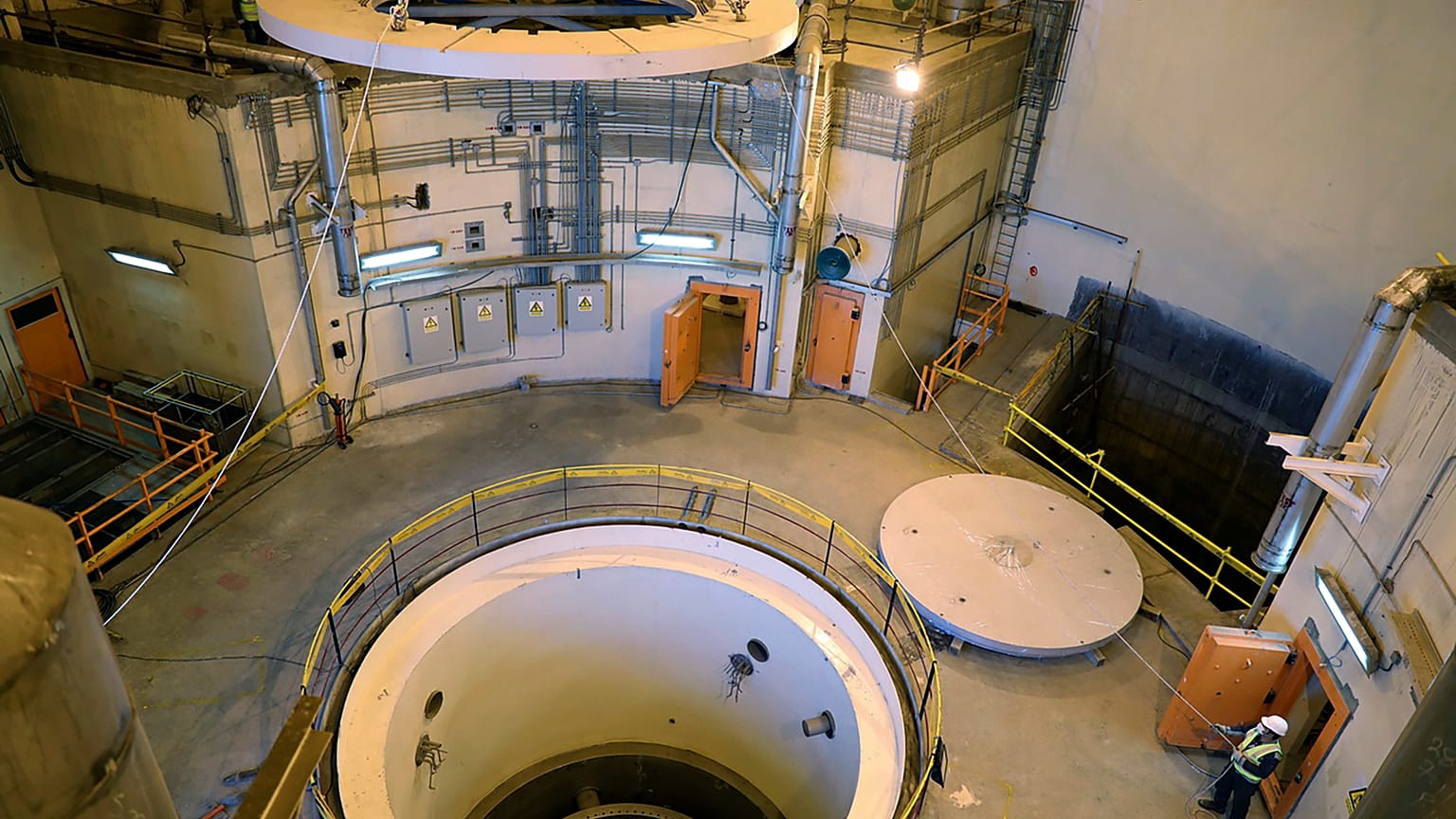 Los técnicos trabajan en el circuito secundario del reactor de agua pesada de Arak,  a 250 kilómetros al suroeste de Teherán, Irán, el 23 de diciembre de 2019. 