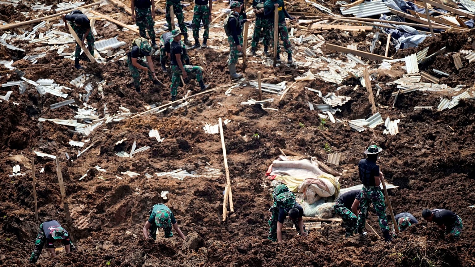 Des sauveteurs recherchent des victimes d'un glissement de terrain déclenché par un tremblement de terre à Cianjur, dans l'ouest de Java, en Indonésie.