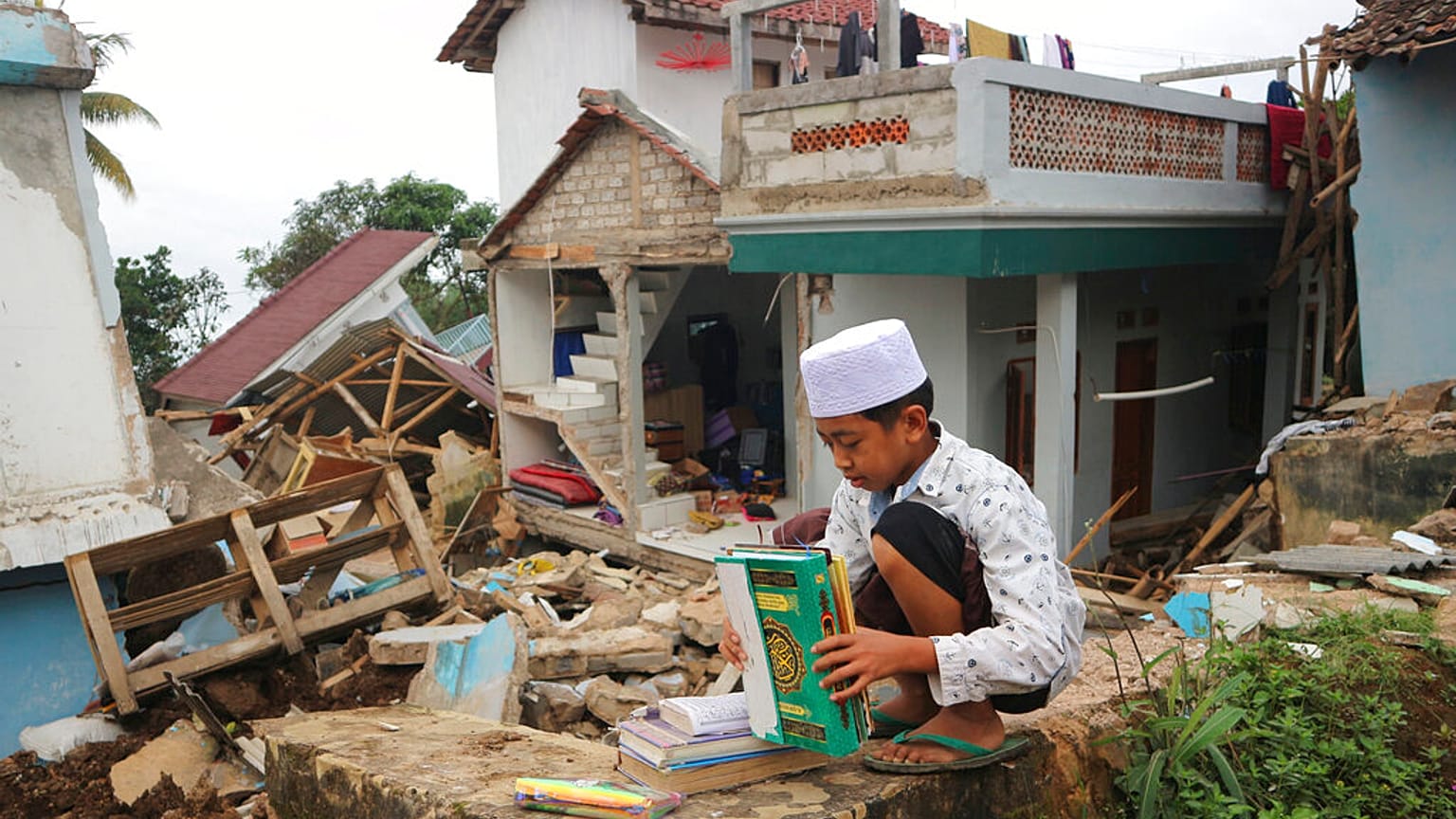 Il lavoro dei soccorritori in Indonesia