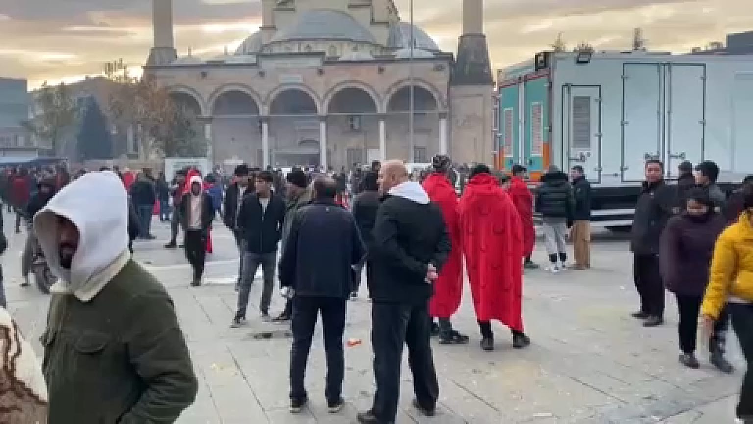 На центральной площади города Голкайя после землетрясения (Турция)