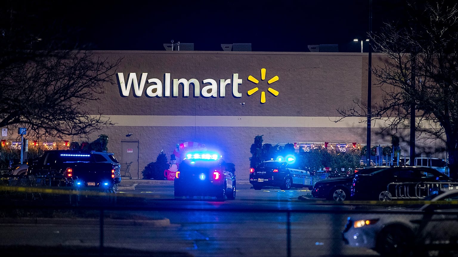 La policía responde a la escena de un tiroteo masivo en un Walmart de Chesapeake, Virginia, el 22 de noviembre de 2022. 