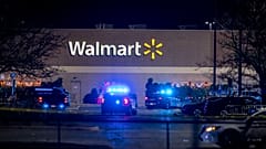 La policía responde a la escena de un tiroteo masivo en un Walmart de Chesapeake, Virginia, el 22 de noviembre de 2022. 