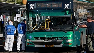 Autocarro atingido pela explosão numa paragem de autocarro em Jerusalém