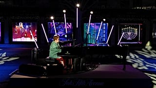 Elton John a Fifth Avenue-n, a Saks áruház karácsonyi szezonnyitóján