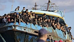 Menekültekkel teli halászhajó az egyik krétai kikötőben