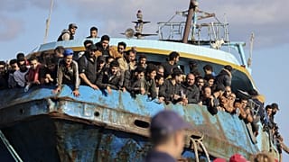 Menekültekkel teli halászhajó az egyik krétai kikötőben