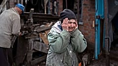 Eine Ukrainerin reagiert auf einen russischen Angriff