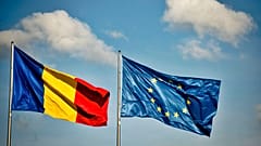 Die Fahnen Rumäniens und der Europäischen Union