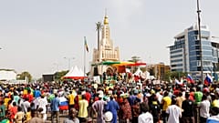 Une manifestation pro-junte et pro-Russie le 13 mai 2022 à Bamako