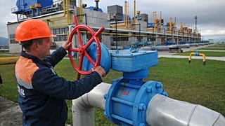 Ukrán munkás igazít az oroszorszából érkező gázvezeték egyik csövén a voloveci gázterminálnál