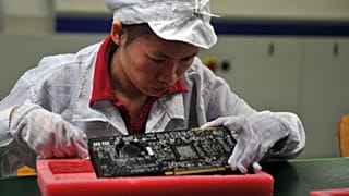 Une employée dans l'une des usines de fabrication d'Iphone de Foxconn - 26.05.2010