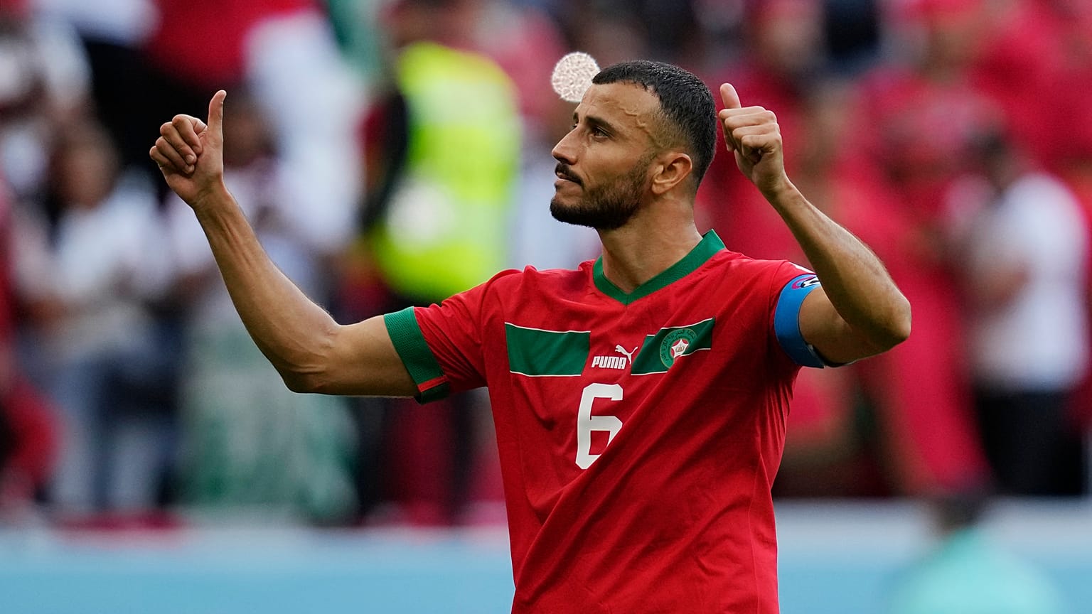 المغربي رومان سايس يشير للجماهير في ختام مباراة بين المغرب وكرواتيا ضمن تصفيات المجموعة السادسة