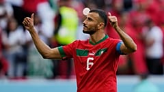 المغربي رومان سايس يشير للجماهير في ختام مباراة بين المغرب وكرواتيا ضمن تصفيات المجموعة السادسة